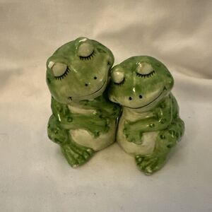 Ganz Pair Of Green Frog Salt Pepper Shakers Holders Eyes Closed Cuddling CUTE
